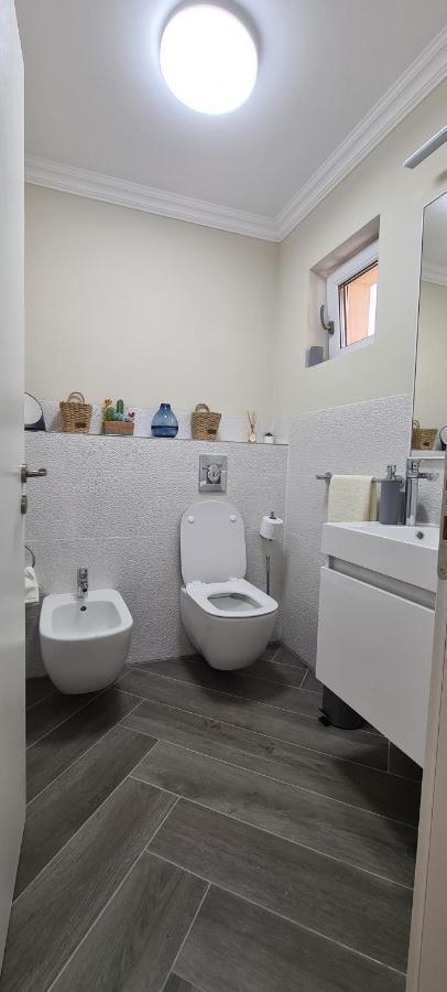 Apartamento White Rezidence Curtea de Argeş Exterior foto